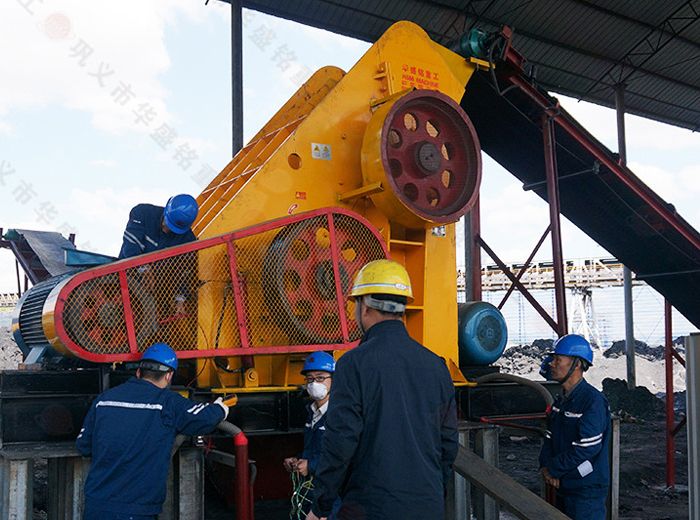  大型煤廠用什么類型煤矸石粉碎機(jī)好？